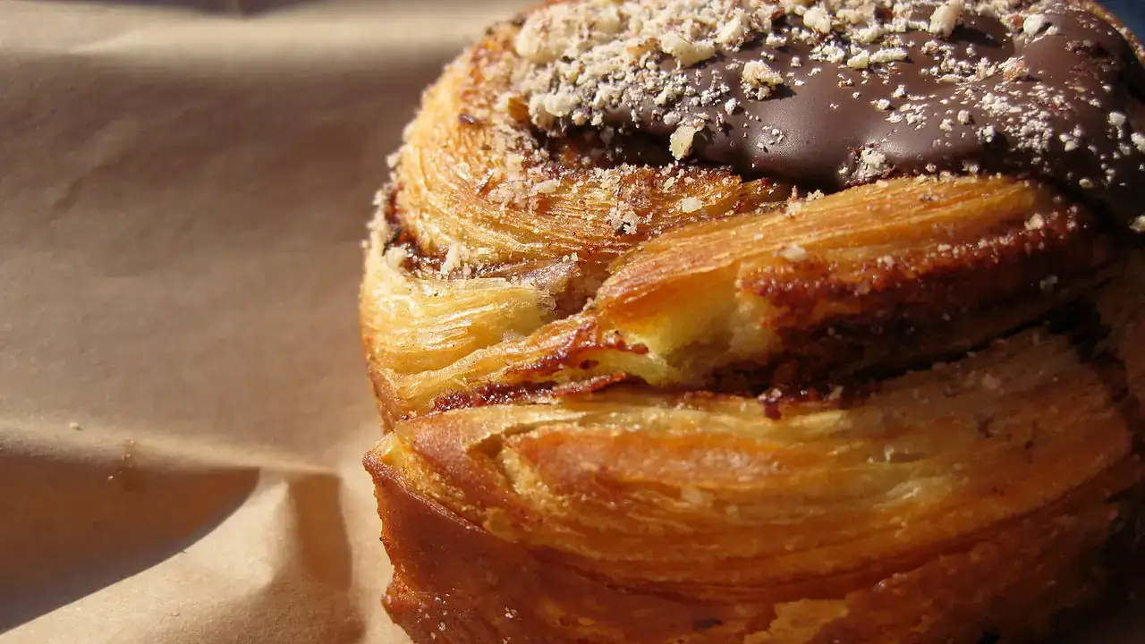Twisted chocolate pastry